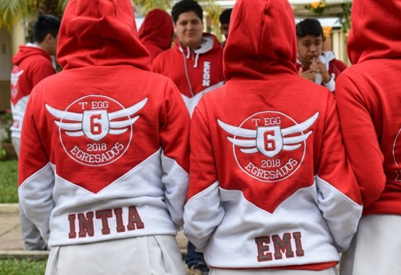 Camperas de egresados y grupos personalizados