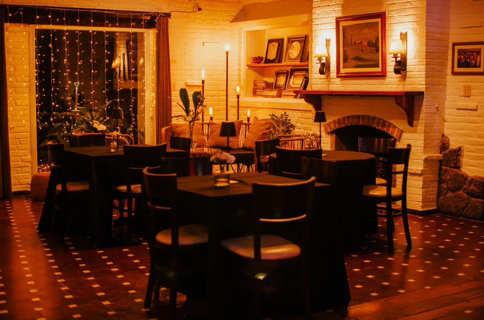 Salón cálido del restaurante MB en el Club de Golf