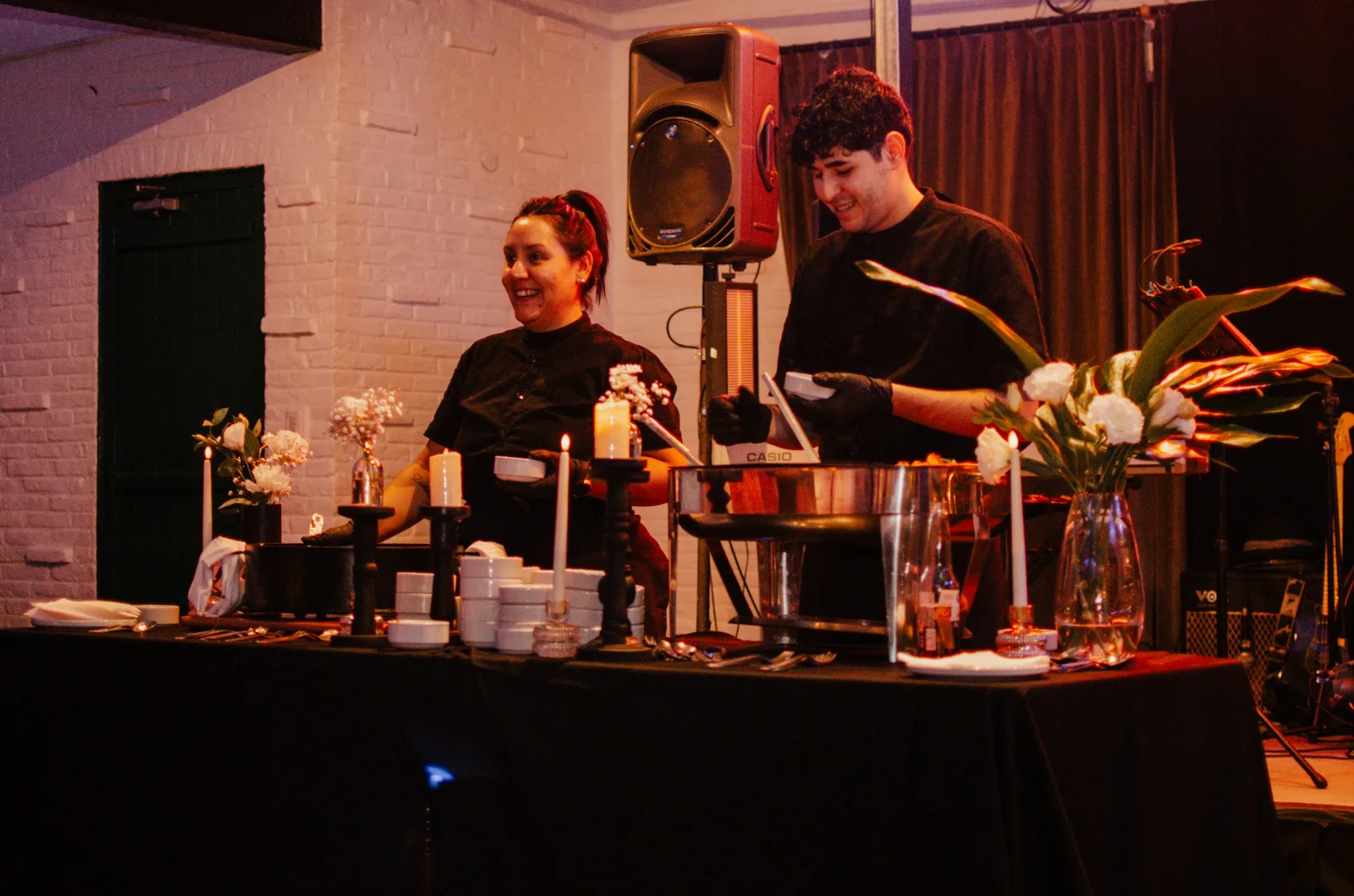 Servicio gastronómico profesional durante un evento