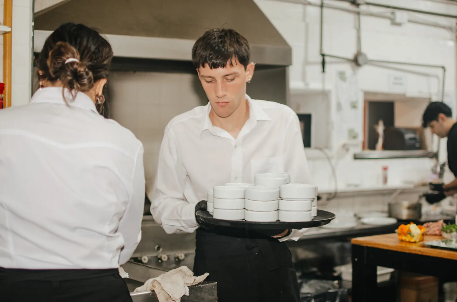 Equipo gastronómico trabajando en la gestión de un comedor